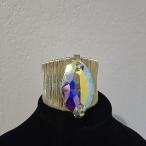 Elegant Gold Bracelet with Iridescent Gemstone